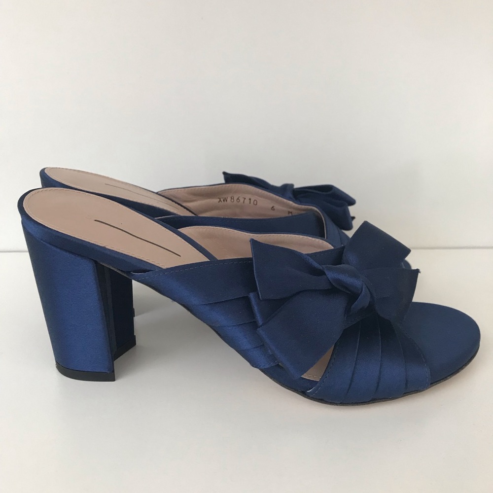 Stuart Weitzman Bow Block Heel Sandals - Picture 3 of 8